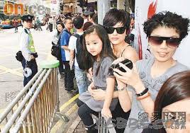 啟程(2016全國高中生大合唱) 作詞：啟程作詞小組 作曲：啟程作曲小組 編曲：蔡侑良 捲起回憶 收拾成行囊 帆布鞋踩過熟悉卻又陌生的長廊 褪色書包還繡著青澀模樣 勇敢去闖 我們要追逐太陽 放手一搏 我在你身旁 路很長 攤開地圖用心就能發現寶藏 風吹雨打仍要向前不怕碰撞 隧道再長 終會擁抱. é™³åº·å ¤ é™³åº·å ¤ è‹±æ–‡åconstance Chan é™³å¥•è¿…èˆ‡å¾æ¿ ç¸ˆçš„å¥³å…' ç™¾ç§'çŸ¥è­˜ä¸­æ–‡ç¶²