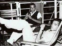 Ömer, zengin bir aile çocuğudur. Sinemamizin Iki Buyuk Jonu Buruk Bir Dostluk Hikayesinin Kahramanlari Sadri Alisik Ve Ayhan Isik Onedio Com