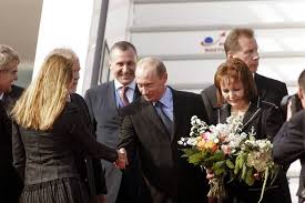 A ls wladimir putin im jahr 2000 präsident von russland wurde, sollen seine frau und seine töchter in tränen ausgebrochen sein. Ludmila Putina Photos Imago