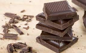 Il cioccolato fondente, se consumato senza criterio, fa ingrassare. Cioccolata Quella Che Non Fa Ingrassare E Porta Gli Stessi Benefici Della Frutta Non Sprecare