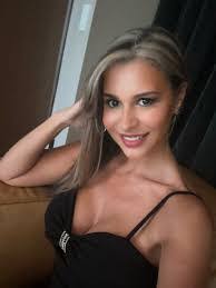 Danielle Thomason's Instagram, Twitter & Facebook