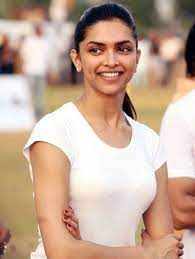 In the song dilliwaali girlfriend, deepika padukone looked no less than a ravishing diva in her bright red bold sharara set. Top 10 Deepika Padukone Without Makeup Images 8 Is Surprising Without Makeup Deepika Padukone Deepika Padukone Makeup