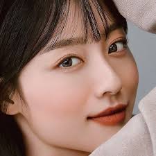 멀리서 보면 푸른 봄 / meolliseo bomyun pureun bom. Potret Kang Min Ah Yang Main Di Blue Spring From A Distance