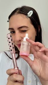 ✨ Esta es la rutina ideal para definir tus pómulos:, 1. Aplica Magic Serum,  2. Desliza el Hexarroller en pómulos, cuello y frente., Tu momento, tu  forma., Consíguelos en ellaparkbeauty.com 🤍