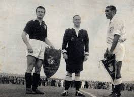 Benfica Torino 3 Maggio 1949 I Due Capitani Mazzola E Ferreira Prima Del Match E Prima Della Tragedia Di Superga Calcio Figurine Di Calcio Torino