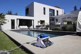 Le robot piscine électrique tigershark quick clean avec ses brosses picots convient aux piscines enterreés ou hors sol avec revêtement. Piscine Aquavac 6 Series De Hayward Le Robot Electrique Tout Terrain Et Pilotable A Distance Maison Travaux