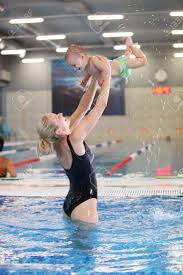 Mutter Und Sohn Im Schwimmbad, Bewegungsunschärfe Bild Lizenzfreie Fotos,  Bilder Und Stock Fotografie. Image 17330502.