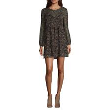 If you have a graduate in your house, or you've been invited to a ceremony or party or received an announcement, here's the graduation etiquette for how you can join in celebrating the new beginning. What To Wear To A Graduation Style By Jcpenney