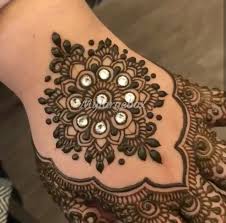 In india mostly bridal apply this design on backhands and now its become trend in pakistan too. Round Design Gol Tikka Mehndi With Unlimited Image Mylargebox