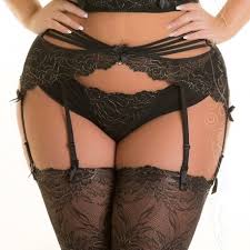 It's closed by a metal gold hook in the back. Sexy Plus Line 2 Dorado Garter Belt