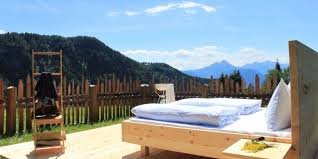 Bathroom design ideas are simple and practical, calling for natural materials and neutral color schemes, creating. Sommer Aktion Sudtiroler Hotel Stellt Bett Unterm Sternenhimmel Auf