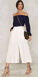 Perpaduan warna yang cocok dengan biru navy. 7 Warna Fashion Terbaik Yang Cocok Dipadukan Outfit Navy Blue