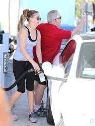 The oscar winner revealed that wearing we're glad jlaw doesn't have to see her camel toe up on the big screen for over two hours! Jennifer Lawrence Pumping Gas While Her Dad Salutes The Paparazzi 9gag