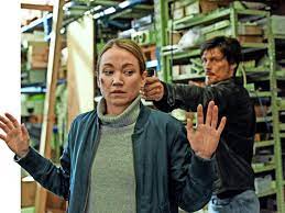 The perpetrator is a former colleague in hiding from sarah's past times as a bodyguard for the lka. Sarah Kohr Das Verschwundene Madchen Das Zdf Kann Auch Knallharte Action