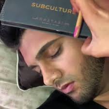 My sister put makeup