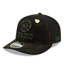 Mitchell trägt die trikotnummer 45 zu ehren michael jordans , der dieselbe nummer als baseballprofi und bei seiner rückkehr in die nba kurzzeitig trug. Schwarze 9fifty Kappe Donovan Mitchell Utah Jazz Naht Detail New Era Cap