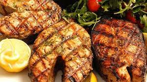 Dans un plat, verser le jus de 2 citrons, les gousses d'ail pressées, le vin, le poivre et un peu de sel. Pin On Recettes Salty