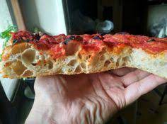 Ricetta della pizza margherita romana in teglia, con pomodoro e mozzarella, impasto a 48 ore di maturazione, 6 ore di lievitazione ad alta idratazione, e cottura in forno casalingo. Pizza In Teglia Alla Romana Pizza In Teglia Ricette Pizza