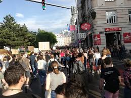 Zehntausende bei friedlicher demo gegen die regierung in wien. Blm Demo Wien Dachschaden