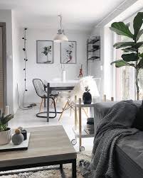 Shades Of Grey In Diesem Wohnzimmer Kann Man Sich Nur Wohlfuhlen Ein Super Bequemes Sofa Tolle Deko Wohnzimmer Modern Wohnzimmer Gestalten Wohnzimmer Modern