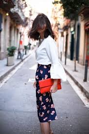 white blouse flower pattern midi pencil skirt satin brick red clutch handbag kleding vrouwen kleurrijke kleding mode ideeen