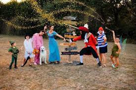 Peter Pan Family Group Costume Photo Shoot Goals Peter Pan Halloween Costumes Family Costumes Family Halloween Costumes