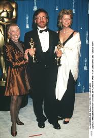 Photo : Steven Spielberg, sa mère Leah Adler et Kate Capshaw aux Oscars  1994.