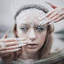 28 Ice Queen Halloween Makeup Looks That Are Chill Af Eiskonigin Make Up Winter Make Up Und Halloween Makeup
