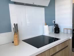 L'utilisation du verre laqué est de plus en plus courante et originale dans nos crédences cuisines avec comme avantage : Decoration Cuisine Aude 11 Credence Verre Blanc Credence Cuisine Verre Cuisine Moderne Credence Verre