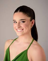 Kirsten Lane's Instagram, Twitter & Facebook