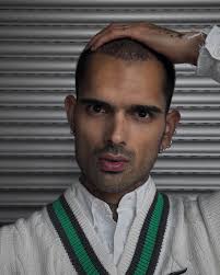 felt it🤍. . . . . . #streetwear #classystreetwear #smartstreetwear  #pauseonline #ootdstreetwear #munichgermany #munich #officewear  #officefitout