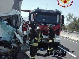 Un'autovettura ha tamponato un mezzo pesante fermo in una coda regolarmente segnalata sia sui pannelli a messaggio variabile sia dal personale di viabilità su strada. Incidente In A1 Code Verso Firenze Un Ferito Estratto Da Un Mezzo Dai Pompieri
