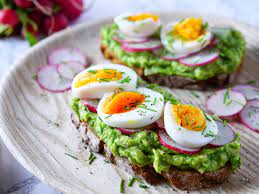 Dann sollten sie diese rezepte probieren, denn die raffinierten toppings versprechen ein. Avocado Brot Mit Ei Applethree Food Travel Life