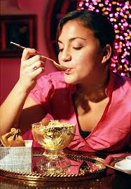 Woman attempts world record for chin-ups — while hula hooping