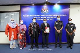 Perdagangan internasional membawa pengaruh yang cukup besar dalam perekonomian indonesia. Facebook