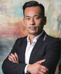 洗米华风光人生从此结束? . . . 澳门赌场大亨#周焯华（#洗米华）身价百亿，同时拥有太阳娱乐跨足演艺圈。  近日传出涉嫌在中国境内开赌场，遭温州市人民检察院依法批准逮捕，27日他在澳门被捕，隔日警方也出面透露他已经全数认罪，手上8万赌客会员名单，有可能透过二维码  ...