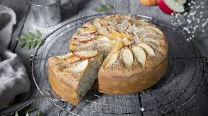 Versate il composto in uno stampo imburrato e decorate la superficie con le fettine di mele. Ricetta Torta Di Mele Soffice Facile E Veloce Cook