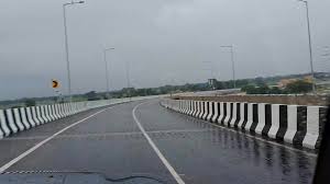 ATTENTION: Bhedia Railway Overbridge. Newly opened to public traffic. 4  lanes plus 2 shoulders... and then Toto Maharaja going the wrong way 😡! We  will never learn... A gentle warning to frequent ...