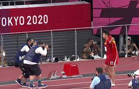 当日，在 东京奥运会 游泳 男子100米 自由泳 决赛中， 美国 选手德雷赛尔获得冠军，澳大利亚选手查默斯和俄罗斯选手科列斯尼科夫分获二三名。 7月29日，美国选手德雷赛尔在比赛中。 Mlctxw1sorpudm
