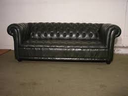 Un canapé chesterfield en cuir vert, il est vintage. Canape Chesterfield En Cuir Vert Anglais Capitonne En Assise Www Helen Antiquites Com Mobilier De Salon Canape Chesterfield Chesterfield