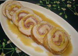 Il rotolo di tacchino si prepara farcendo la fesa di tacchino con formaggio per poi arrotolarla, ricoprirla di speck, legarla e cuocerla in forno per 30 ecco tutti i passaggi per la ricetta del rotolo di tacchino. Rolle Di Tacchino La Cucina Di Lalla
