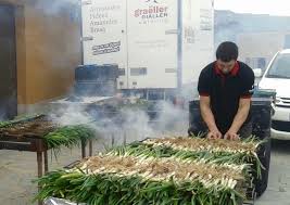 A medida que el comportamiento de edna se vuelve cada vez más volátil, ambas comienzan a sentir que una presencia malévola en la casa podría estar. El Graeller Rialler Catering