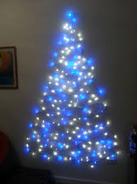 Pohon natal sederhana pun dapat terbentuk dari ke kreatifan anda dirumah atau dikamar. Kumpulan Ide Dekorasi Pohon Natal Pada Dinding Tondanoweb Com