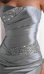 Inondati da paillettes o da colori e fantasie sofisticate, con dettagli ricercati e inserti in pizzo, nel mondo degli abiti da sera regna la bellezza. Abiti Da Cerimonia