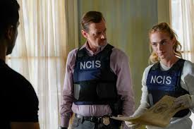 In the series 400th episode, a teenaged boy uses a rifle to stop an assault on his mother, but soon learns the target was someone he knows. Ncis Season 18 Episode 16 Photos Rule 91 Seat42f