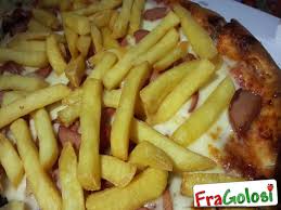 Pizza salsiccia e patatine fritte. Ricetta Focaccia Con Patatine Fritte Wurstel E Mozzarella Ricette Di Fragolosi