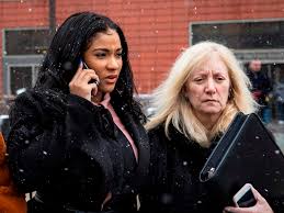 Kelly's girlfriends inside the embattled singer's trump tower condominium has led to a domestic battery charge against one of the women and sent the other to the. R Kelly Girlfriend Can Return To Kelly Home For Belongings