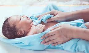Can you bathe baby before umbilical cord falls off? How To Bathe A Baby Your Newborn S First Bath Pampers