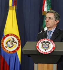 La bandera mercante de colombia tendrá de acuerdo con lo establecido en el decreto número 309 de 1980, tres metros de largo por dos de ancho; Presidente De Colombia Y Su Bandera Piedad Maya Protocolo