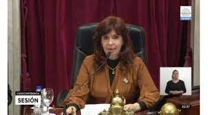 ¿a qué hora cierra rapa nui?, fue la pregunta que se escuchó y que llegó acompañada de un yo tengo uno a 20 metros de casa, de parte de cfk, quien no quería volver a su departamento porteño sin los chocolates y/o helados que venden en la cadena patagónica instalada en buenos aires desde. Vptxckx5q7fktm